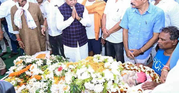 ଉତ୍ତମ ମହାନ୍ତିଙ୍କ ଅନ୍ତିମ ଦର୍ଶନ କଲେ ମୁଖ୍ୟମନ୍ତ୍ରୀ