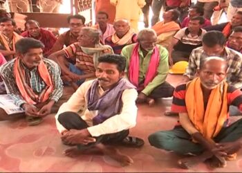 ଲୋୟର ସୁକତେଲ ମୁଖ୍ୟ ନିର୍ମାଣ ଯନ୍ତ୍ରୀଙ୍କୁ ତାଲା ପକାଇ ପ୍ରତିବାଦ