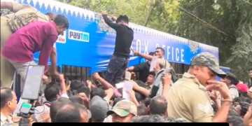 କଟକ ବାରବାଟୀରେ ସ୍ଥିତି ଅସମ୍ଭାଳ, ଟିକେଟ ପାଇଁ ଦଳା ଚକଟା