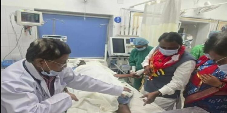 ଲିଙ୍ଗରାଜ ମନ୍ଦିରର ଆହତ ସେବାୟତଙ୍କୁ ଭେଟିଲେ ମୁଖ୍ୟମନ୍ତ୍ରୀ ମୋହନ ମାଝି