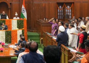 ଉପରାଜ୍ୟପାଳଙ୍କ ଅଭିଭାଷଣ ବେଳେ ଦିଲ୍ଲୀ ବିଧାନସଭାରେ ହଙ୍ଗାମା: ବିରୋଧୀ ଦଳ ନେତା ଅତିଶିଙ୍କ ସହ ଆପ୍ ର ୧୨ ବିଧାୟକଙ୍କୁ ସସ୍‌ପେଣ୍ଡ କଲେ ବାଚସ୍ପତି