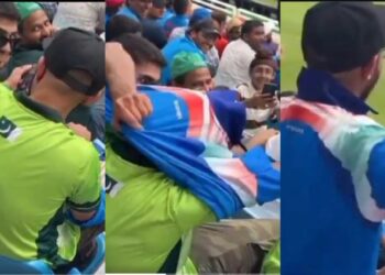 ଟିମ୍ ହାରିବା ଜାଣି ଅଧା ମ୍ୟାଚରେ ଜର୍ସି ବଦଳାଇଲେ ପାକିସ୍ତାନୀ ଫ୍ୟାନ୍, ଭିଡିଓ ଭାଇରଲ