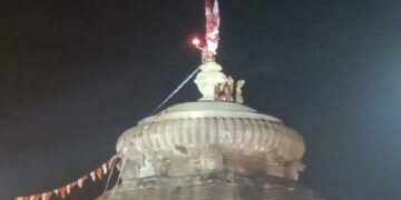 ଲିଙ୍ଗରାଜଙ୍କ ମହାଦୀପ ଉଠିବା ବେଳେ ବଡ ଅଘଟଣ, ଖସିପଡିଲେ ସେବାୟତ