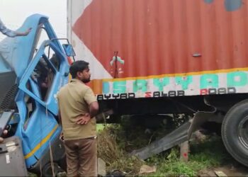 କୁହୁଡ଼ି ପାଇଁ ଦିଶିଲାନି ବାଟ, କଣ୍ଟେନରକୁ ପିଟିଲା କଣ୍ଟେନର