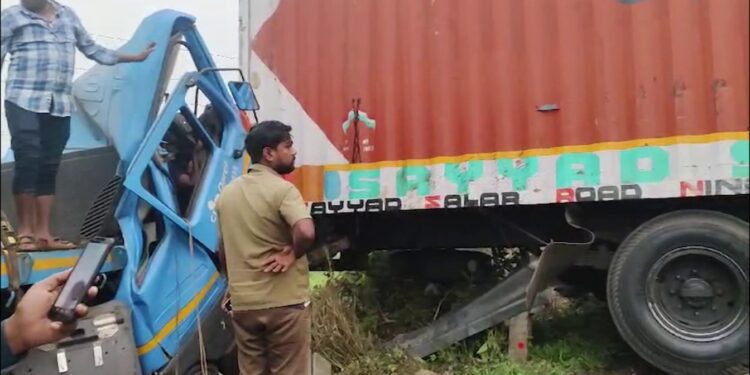 କୁହୁଡ଼ି ପାଇଁ ଦିଶିଲାନି ବାଟ, କଣ୍ଟେନରକୁ ପିଟିଲା କଣ୍ଟେନର