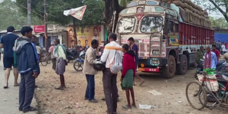 ଧାନ କିଣାରେ କଟନି ଛଟନି, ଚାଷୀ ବେଶରେ ମଣ୍ଡିରେ ପହଞ୍ଚିଲେ ଜିଲ୍ଲାପାଳ