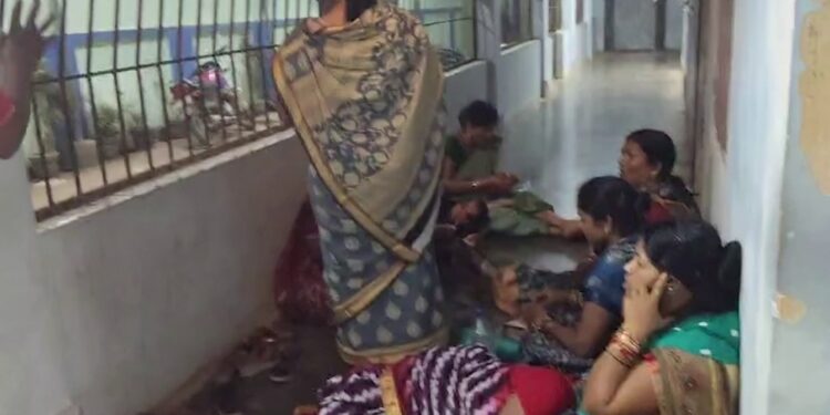 କଣାସ ବ୍ଲକ ଅଫିସ ଆଗରେ ରାତି ତମାମ ଧାରଣା ଦେଲେ ମହିଳା