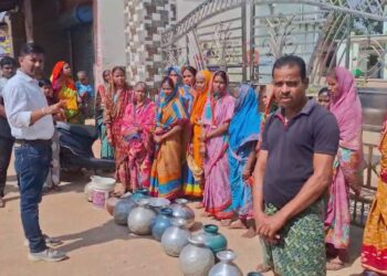 ଗରା, ବାଲଟି ଧରି ପଞ୍ଚାୟତ କାର୍ଯ୍ୟାଳୟ ସାମ୍ନାରେ ଧାରଣା