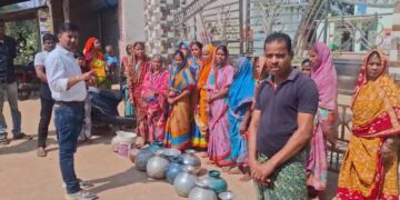 ଗରା, ବାଲଟି ଧରି ପଞ୍ଚାୟତ କାର୍ଯ୍ୟାଳୟ ସାମ୍ନାରେ ଧାରଣା