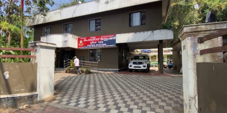 ସରକାରୀ କଲେଜରେ ଭୟଙ୍କର ରାଗିଂ, ଛାତ୍ରମାନଙ୍କ ଗୁପ୍ତାଙ୍ଗରେ ଝୁଲାଇଦେଉଥିଲେ ଡମବେଲ