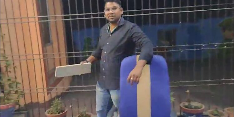 ଅନଲାଇନରେ କିଣିଥିଲେ ଲାପଟପ୍, ଆସିଲା ମାର୍ବଲ ପଥର