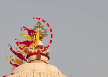 ଭାଙ୍ଗିଲା ନୀଳଚକ୍ର ବାନାକୁ ଧାରଣ କରୁଥିବା ଅକ୍ଷୟ ଦଣ୍ଡ