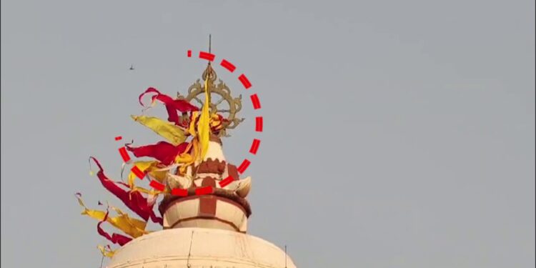 ଭାଙ୍ଗିଲା ନୀଳଚକ୍ର ବାନାକୁ ଧାରଣ କରୁଥିବା ଅକ୍ଷୟ ଦଣ୍ଡ