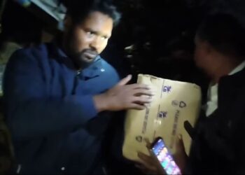 ରାସ୍ତା କଡ଼କୁ ଓଲଟିଲା ମଦ ବୋଝେଇ ଟ୍ରକ୍, ପେଟି ପେଟି ବୋହିନେଲେ..