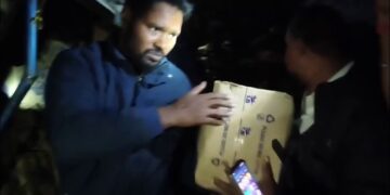 ରାସ୍ତା କଡ଼କୁ ଓଲଟିଲା ମଦ ବୋଝେଇ ଟ୍ରକ୍, ପେଟି ପେଟି ବୋହିନେଲେ..