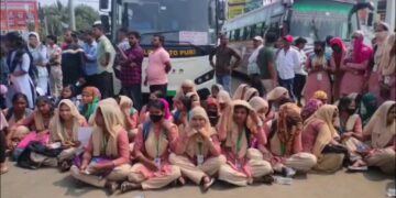 ବସ୍ ଭଡା ରିହାତି ଦାବିରେ କଲେଜ ଛାତ୍ର ଛାତ୍ରୀଙ୍କ ବିକ୍ଷୋଭ ପ୍ରଦର୍ଶନ