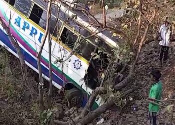 ଖାଇକୁ ଖସିଲା ବସ