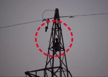 ନିଶାସକ୍ତ ଅବସ୍ଥାରେ ୭୦ ମିଟର ଟାଓ୍ବାର ଉପରେ ଚଢ଼ି ଅଢେଇ ଘଣ୍ଟା ଧରି ବସିଲେ ଯୁବକ