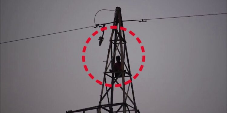 ନିଶାସକ୍ତ ଅବସ୍ଥାରେ ୭୦ ମିଟର ଟାଓ୍ବାର ଉପରେ ଚଢ଼ି ଅଢେଇ ଘଣ୍ଟା ଧରି ବସିଲେ ଯୁବକ