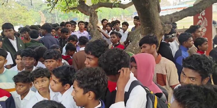 ଜିଲ୍ଲାପାଳଙ୍କୁ ଭେଟିବାକୁ ୨୨ କିମି ଚାଲିଲେ ଛାତ୍ରଛାତ୍ରୀ