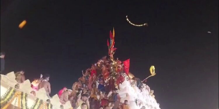 ଭୋର ୪ଟା ୩୦ରେ ଆଖଣ୍ଡଳମଣିଙ୍କ ମନ୍ଦିରଚୂଡ଼ାକୁ ଉଠିଲା ମହାଦୀପ