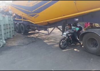 ରାଜପଥରେ ଦୁର୍ଘଟଣା, ଟ୍ୟାଙ୍କର ତଳେ ଯାତାୟତ