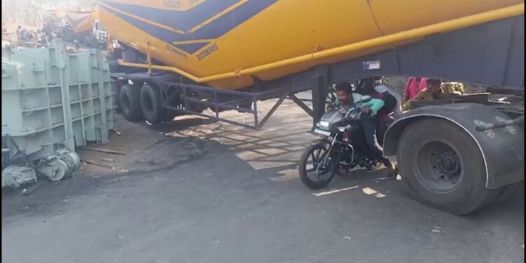 ରାଜପଥରେ ଦୁର୍ଘଟଣା, ଟ୍ୟାଙ୍କର ତଳେ ଯାତାୟତ