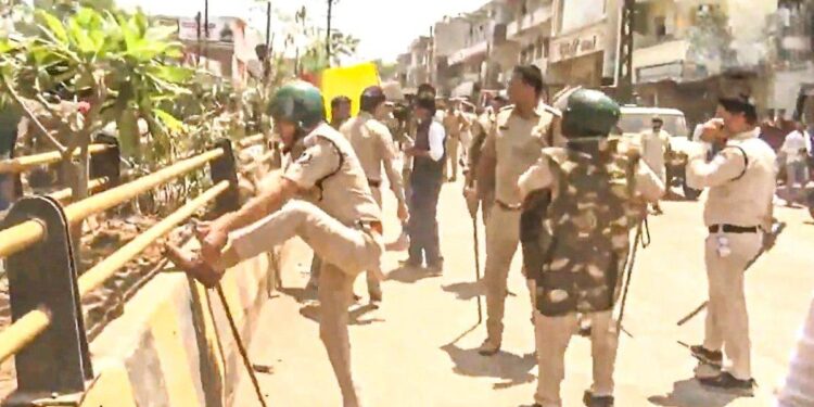 ହନୁମାନ ଜୟନ୍ତୀ ଶୋଭାଯାତ୍ରା ବେଳେ ଅସନ୍ତୋଷ: ଗୁନା ସହରରେ ପୋଲିସର ଲାଠିଚାର୍ଜ