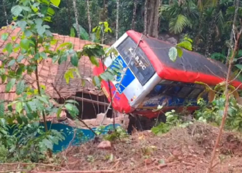 ଖାଲରେ ଖସି ଘର ଉପରେ ଚଢିଗଲା ବସ୍