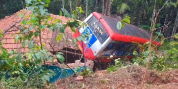 ଖାଲରେ ଖସି ଘର ଉପରେ ଚଢିଗଲା ବସ୍