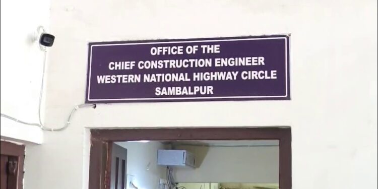 ସମ୍ବଲପୁର ନ୍ୟାସନାଲ ହାଇୱେ ସର୍କଲ ଅଧୀକ୍ଷଣ ଯନ୍ତ୍ରୀଙ୍କ ଅଫିସ ଆସବାବ ପତ୍ର ସିଲ୍