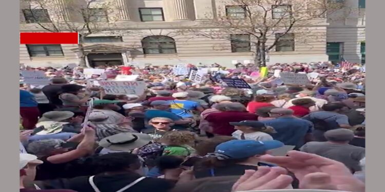 ଆମେରିକାରେ ବଡ଼ ଧରଣର ବିକ୍ଷୋଭ: ରାଷ୍ଟ୍ରପତି ଟ୍ରମ୍ପଙ୍କ ନୀତିକୁ ଜୋରଦାର ବିରୋଧ