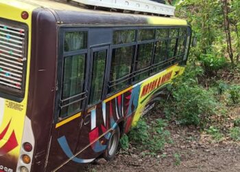 ରାସ୍ତା କଡକୁ ଖସିଲା ଘରୋଇ ବସ