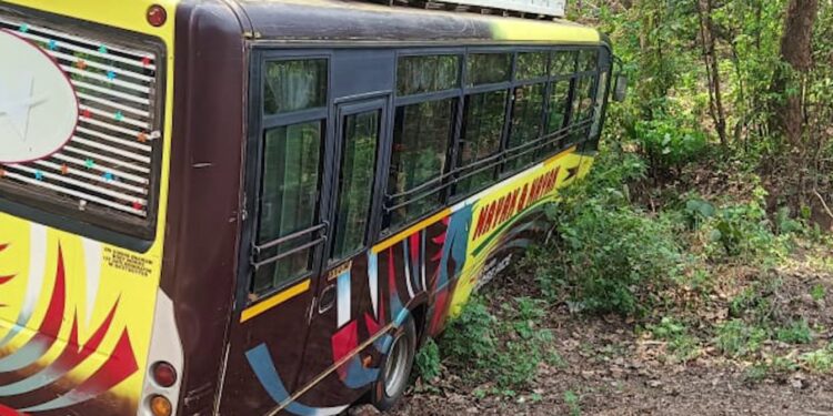 ରାସ୍ତା କଡକୁ ଖସିଲା ଘରୋଇ ବସ