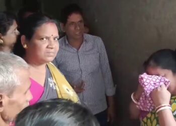 ଝିଅ ପାଠ ପଢିବାକୁ କହିବାରୁ ୭ଦିନ ଧରି ଲୁହା ଶିକୁଳିରେ ବାନ୍ଧି ରଖିଲେ ଘର ଲୋକ