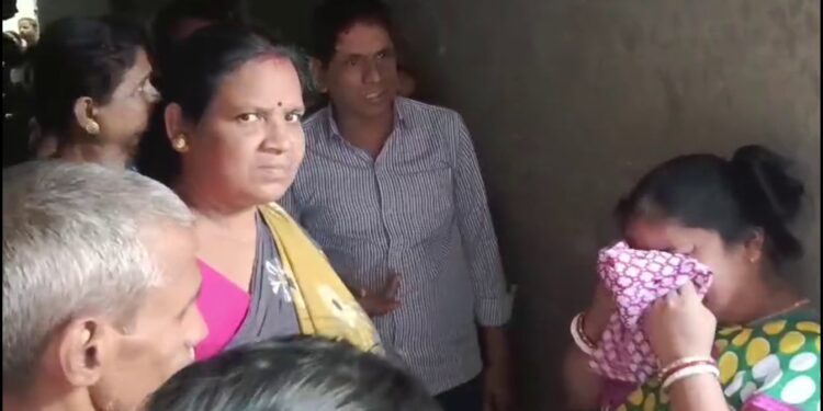 ଝିଅ ପାଠ ପଢିବାକୁ କହିବାରୁ ୭ଦିନ ଧରି ଲୁହା ଶିକୁଳିରେ ବାନ୍ଧି ରଖିଲେ ଘର ଲୋକ