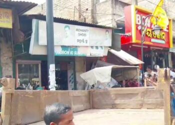 ଦୋକାନ ଭିତରେ ଟ୍ରାକ୍ଟର ପୁରେଇ ଦେଲା ମଦୁଆ ଡ୍ରାଇଭର