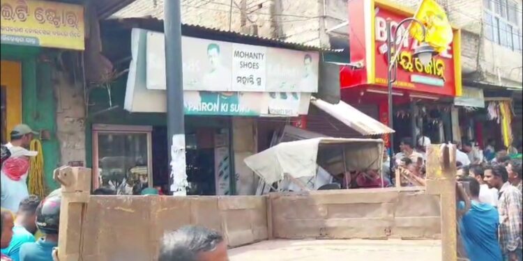 ଦୋକାନ ଭିତରେ ଟ୍ରାକ୍ଟର ପୁରେଇ ଦେଲା ମଦୁଆ ଡ୍ରାଇଭର