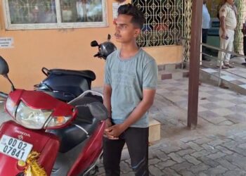 ଫାଇନ ଧରାଇଲା ବାଇକ ଚୋର