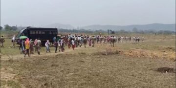 ରେଳ ଲାଇନ କାମକୁ ବିରୋଧ କରି ଖଣ୍ଡଯୁଦ୍ଧ