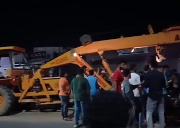 ରାସ୍ତାକଡ଼ରେ ଥିବା ୧୦ରୁ ଅଧିକ ଗାଡିକୁ ଧକ୍କାଦେଲା ହାଇଡ୍ରା