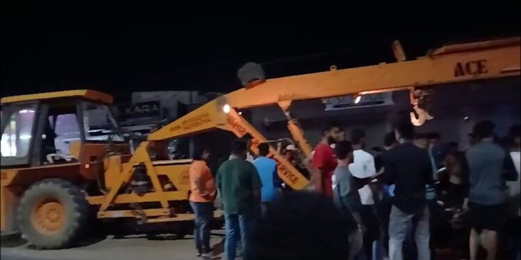 ରାସ୍ତାକଡ଼ରେ ଥିବା ୧୦ରୁ ଅଧିକ ଗାଡିକୁ ଧକ୍କାଦେଲା ହାଇଡ୍ରା