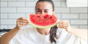 ତରଭୁଜ ଖାଇବା ସମୟରେ ଭୁଲରେ ଢ଼ୋକି ଦଉଛନ୍ତି କି ମଞ୍ଜି, ଜାଣନ୍ତୁ ଏହା ପେଟ ଭିତରେ କ’ଣ ହେବ?