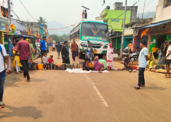 ପାଣି ପାଇଁ ରାସ୍ତାରେ ବସିଲେ ଲୋକେ..