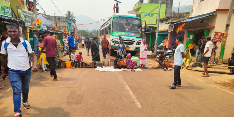 ପାଣି ପାଇଁ ରାସ୍ତାରେ ବସିଲେ ଲୋକେ..