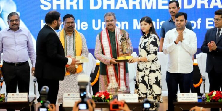 ଏଫପିଓ, ଉଠା ବ୍ୟବସାୟୀ ଏବଂ ଲକ୍ଷପତି ଦିଦି ଭଳି ବିଷୟ ସହ ଚାଟାର୍ଡ ଆକାଉଣ୍ଟାଣ୍ଟ୍ ସମୁଦାୟ ଯୋଡ଼ି ହୁଅନ୍ତୁ: ଧର୍ମେନ୍ଦ୍ର ପ୍ରଧାନ