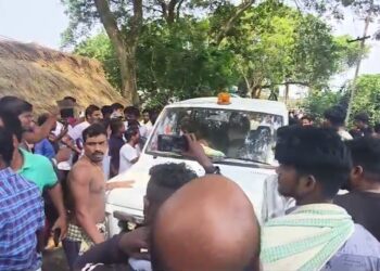 ଆସାମୀକୁ ଖସାଇ ଦେଉଥିବା ଅଭିଯୋଗ କରି ପୋଲିସକୁ ଘେରିଲେ  ଲୋକେ