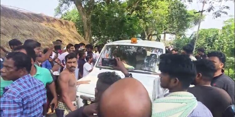 ଆସାମୀକୁ ଖସାଇ ଦେଉଥିବା ଅଭିଯୋଗ କରି ପୋଲିସକୁ ଘେରିଲେ  ଲୋକେ