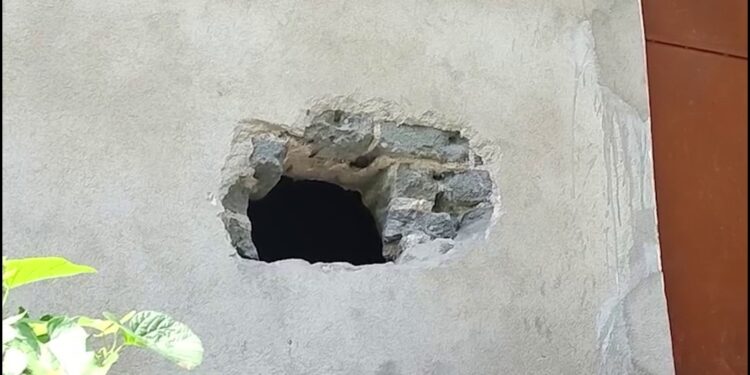 କାନ୍ଥ କଣା କରି ନେଇଗଲେ ୮୦ ଲକ୍ଷ ଟଙ୍କାର ମୋବାଇଲ୍