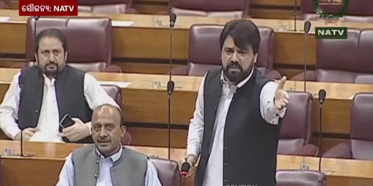 ପାକିସ୍ତାନ ପ୍ରଧାନମନ୍ତ୍ରୀ ଏବଂ ସେନା ମୁଖ୍ୟଙ୍କୁ ସାଂସଦଙ୍କ ସମାଲୋଚନା